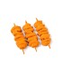 Trois brochettes de viande marinée orange disposées sur fond blanc, photo produit haute définition sans emballage