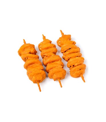 Trois brochettes de viande marinée orange disposées sur fond blanc, photo produit haute définition sans emballage