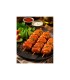 Trois brochettes Crizly épicées servies en assiette avec salade fraîche et sauces, présentation gourmande prête à déguster