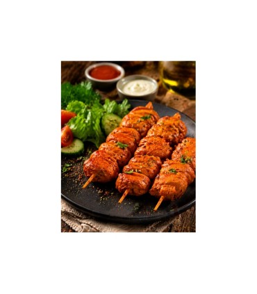 Trois brochettes Crizly épicées servies en assiette avec salade fraîche et sauces, présentation gourmande prête à déguster