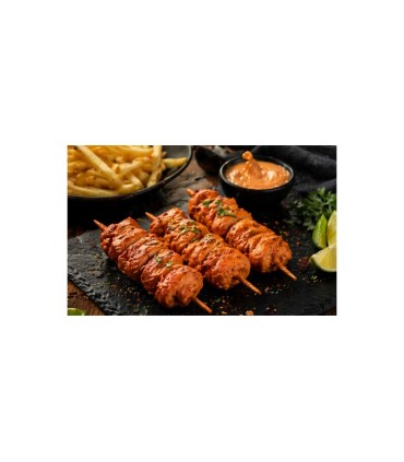 Brochettes Crizly épicées servies sur plateau avec frites, sauce et citron vert, parfait pour apéro ou repas convivial