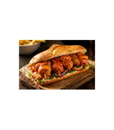 Sandwich garni de brochettes Crizly épicées avec crudités et sauce, accompagné de frites, idée repas rapide et gourmand